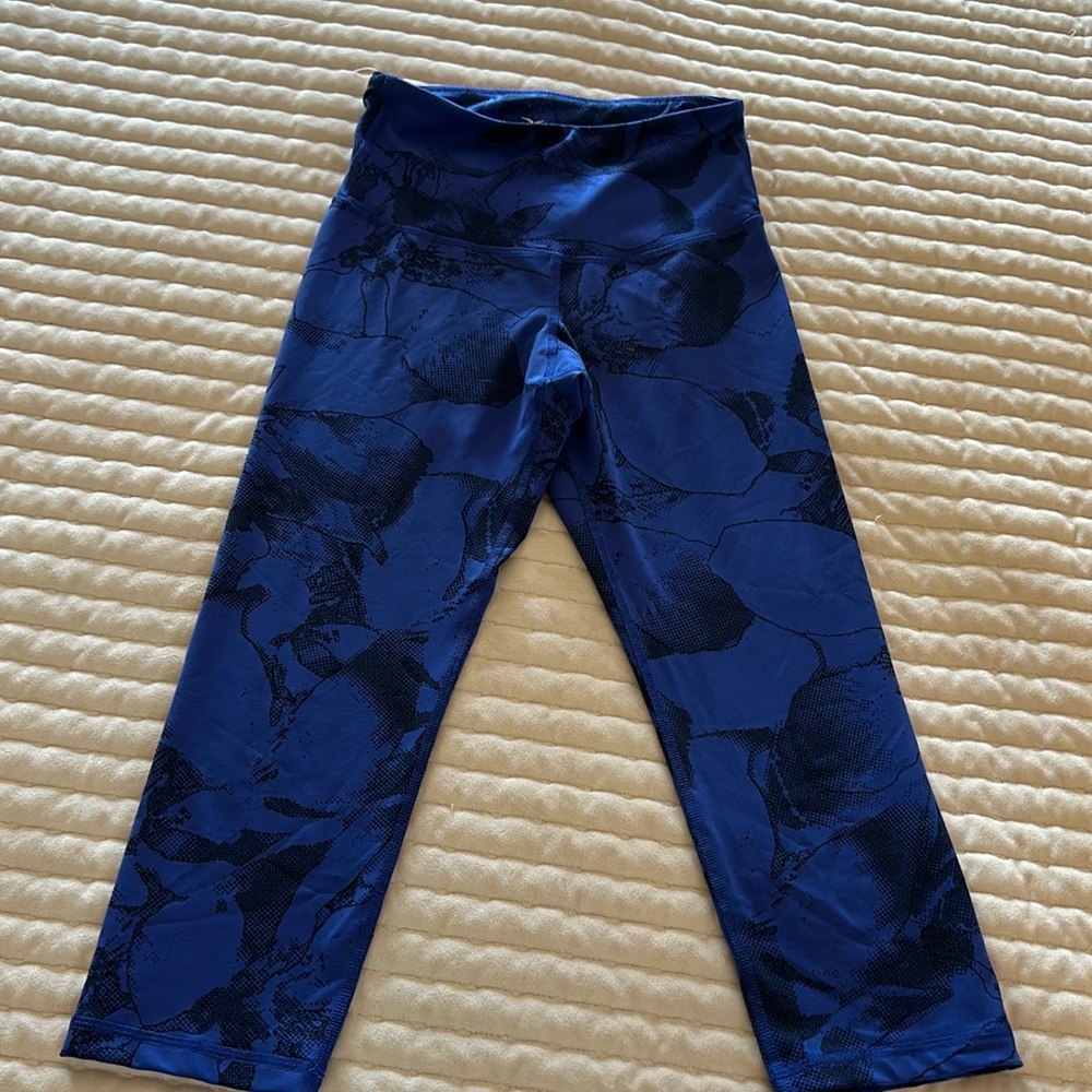 Old Navy active Capri leggings. Very minimal wear excellent condition.